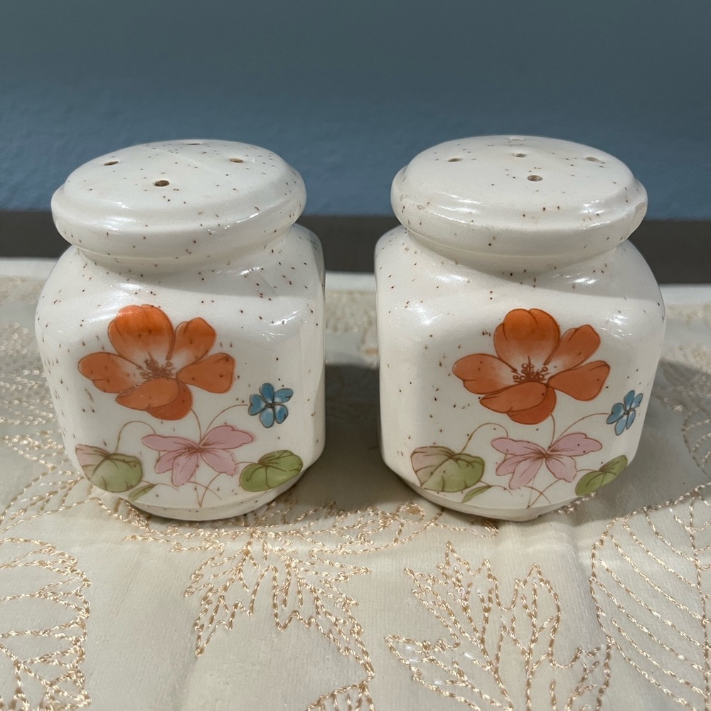 Vintage 1980s Pottery Craft ceramic salt & pepper set cottage-core